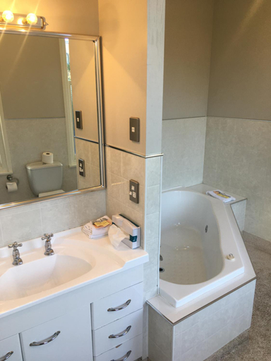 Bathroom 4, Leviathan Hotel, Dunedin