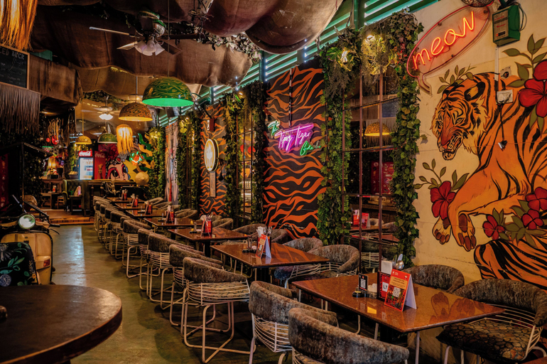 Food & Drinks 5, Peninsula Redpine, Mumbai Suburban