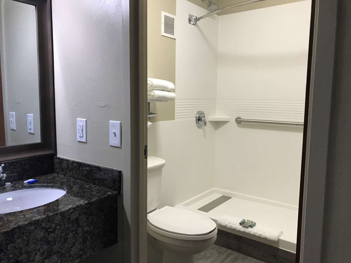 Bathroom 4, Best Western El Reno, Canadian