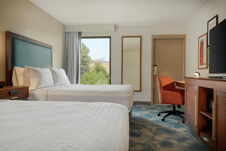 Bedroom 3, Hampton Inn Lancaster, Lancaster