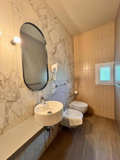 Bathroom 2, Hotel Royal Inn, Rimini