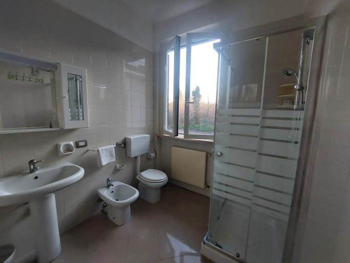 Bathroom 3, Il Portichetto, Piacenza