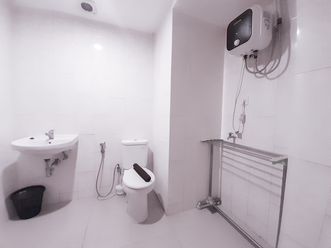 Bathroom 5, Modern Look and Homey Studio at Mataram City Apartment By Travelio, Sleman