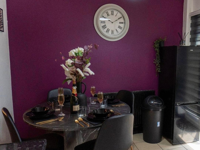 Dining 3, 2-bed - Sleeps 4 - Pet Friendly & Free Parking, Bolton