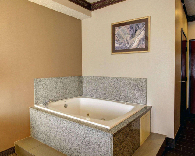 Bathroom 4, Comfort Inn & Suites Seguin, Guadalupe