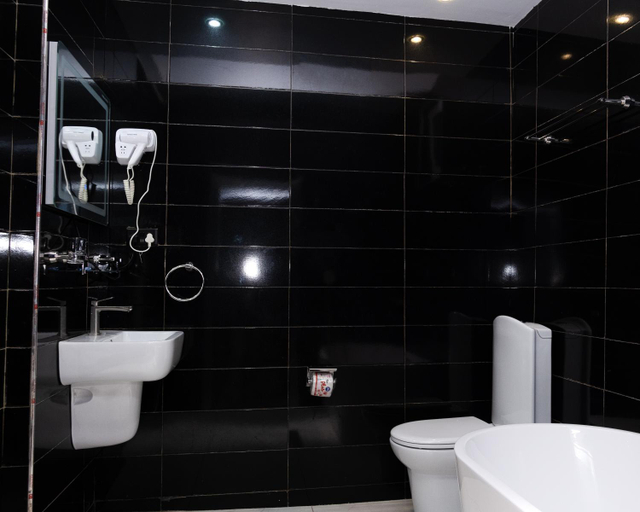 Bathroom 3, Formula 2 Hotel and Suites, Mushin