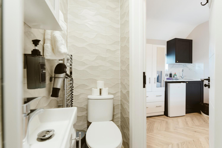 Bathroom 2, West Drayton Self Contained Studios, London