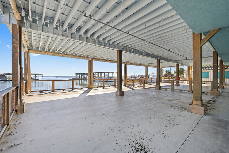 Others 5, Bluff's Landing Lodge, Nueces