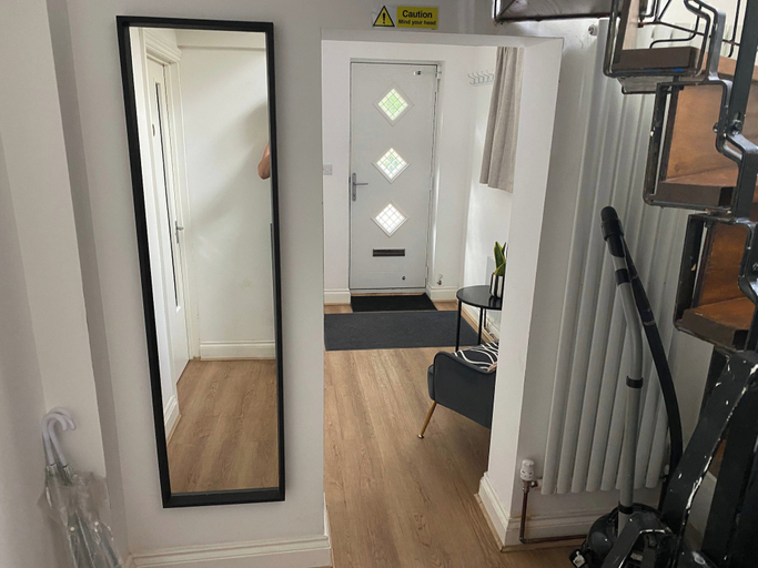 Interior 5, Slough - Sleeps 3 - Petfriendly - Riverside - Bay, Slough
