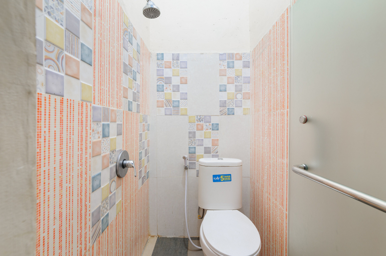 Bathroom 4, RedDoorz near RSUD Embung Fatimah Batam, Batam