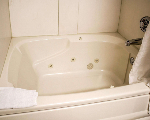 Bathroom 5, Quality Inn Clarion, Clarion
