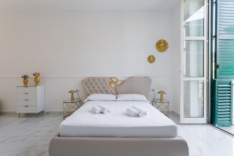 Others 5, Golden Suites by Dimorra, Napoli