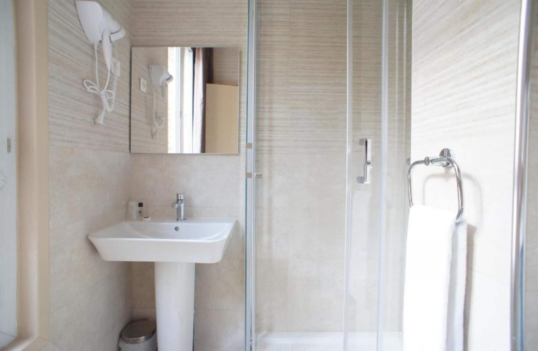 Bathroom 4, Hôtel de France, Hauts-de-Seine