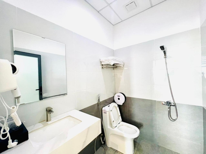 Bathroom 2, Khach san trieu nguyen, Buon Ma Thuot