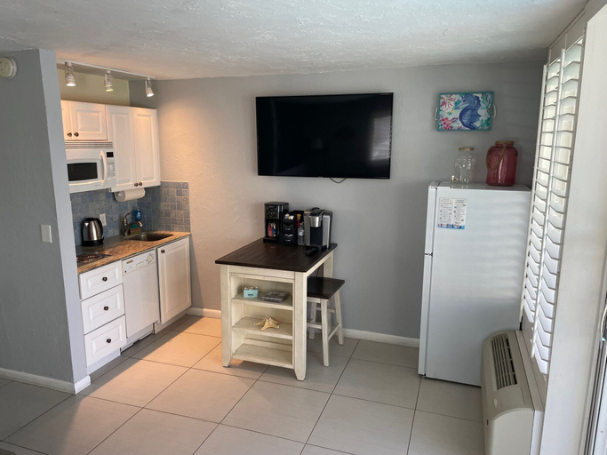 Room 2, 2 Bedroom Waterfront Pool Side!, Pinellas