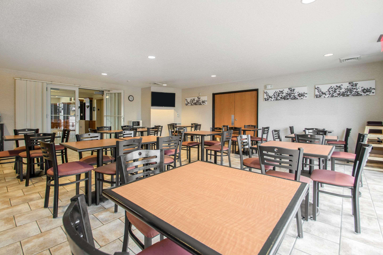 Food & Drinks 5, Comfort Inn & Suites Sheboygan I-43, Sheboygan