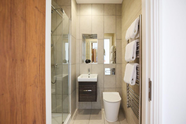 Bathroom 2, The Harlesden Wonder - Captivating 3BDR Flat, London