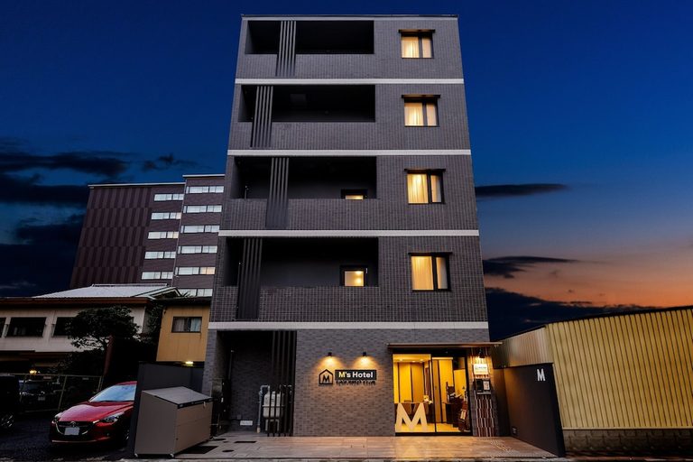 Exterior & Views