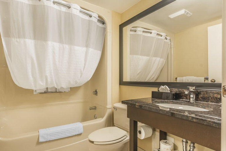 Bathroom 4, Comfort Inn Cobourg, Northumberland