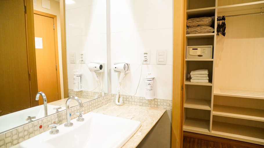 Bathroom 5, Hot Beach Celebration, Olímpia