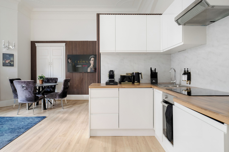 Others 3, Elegant Mayfair Studio Apartment, London