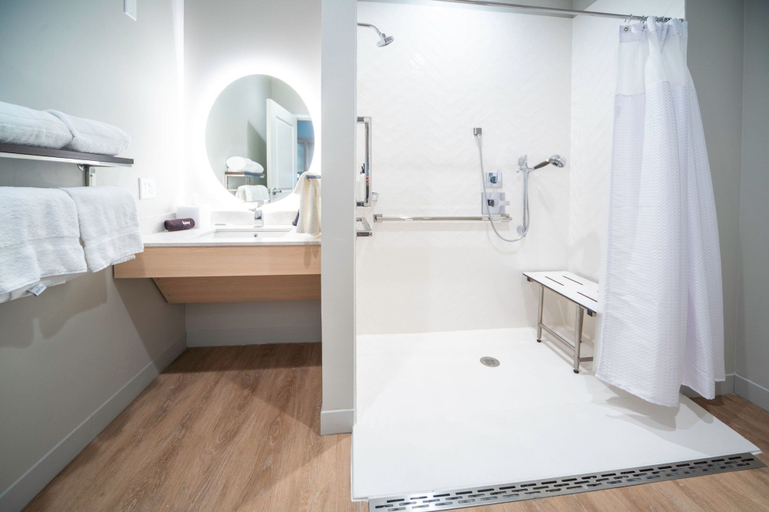 Bathroom 4, Towneplace Suites By Marriott Louisville Downtown, Jefferson