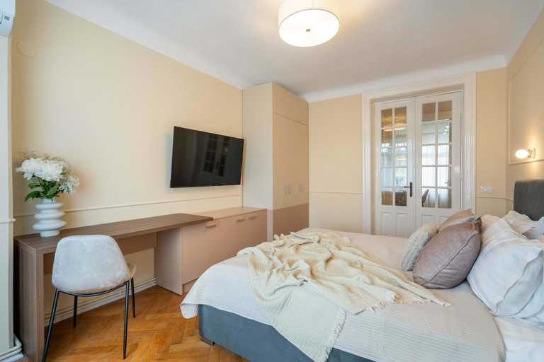 Room 2, Elegant 3BR Flat Steps From Romanian Athenaeum, Municipiul Bucuresti