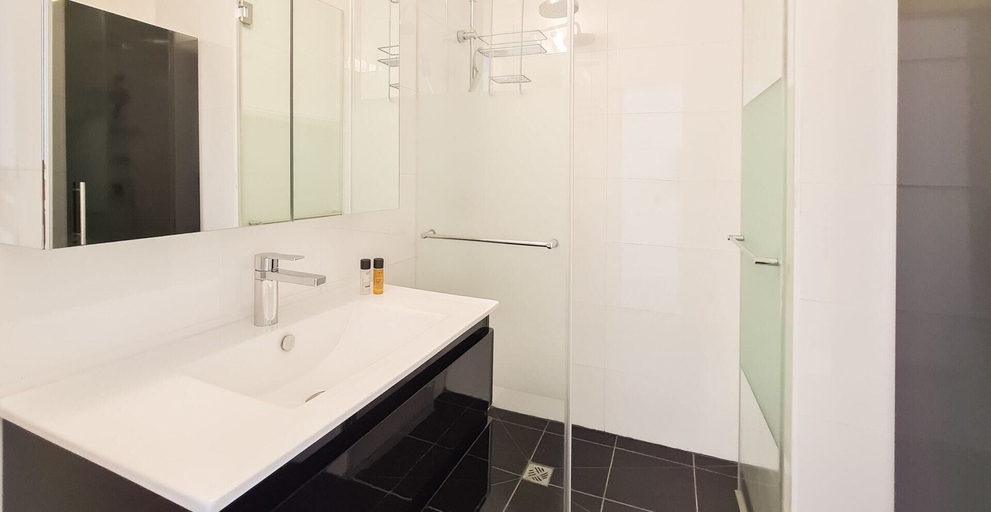 Bathroom 3, HaYarkon Diamant