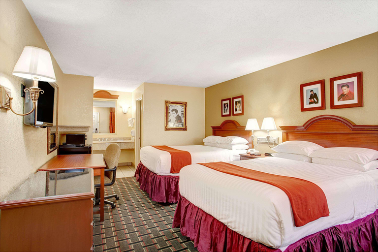 Bedroom 3, Days Inn by Wyndham Memphis at Graceland, Shelby