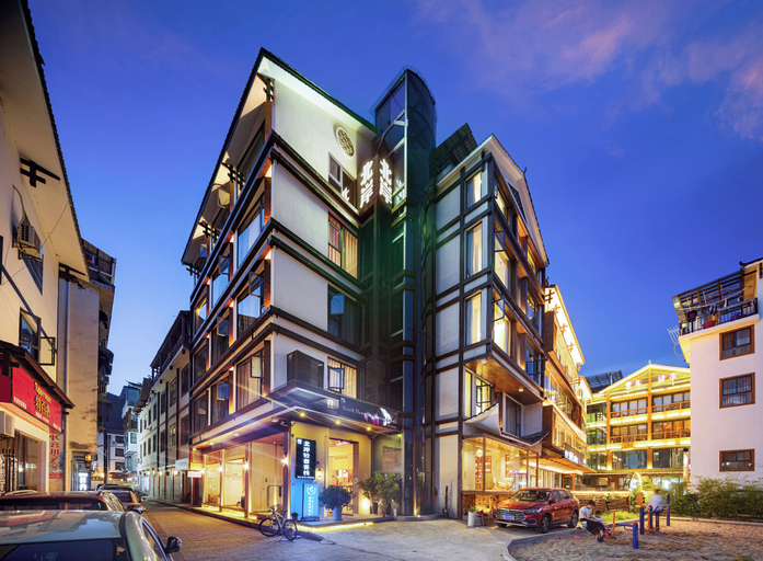 Exterior & Views