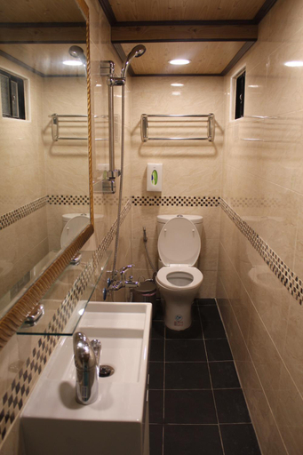 Bathroom 2, Basrashore Bed and Breakfast, Taitung