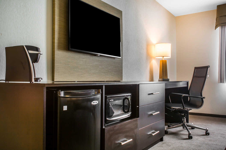 Bedroom 3, Sleep Inn & Suites Airport, Onondaga