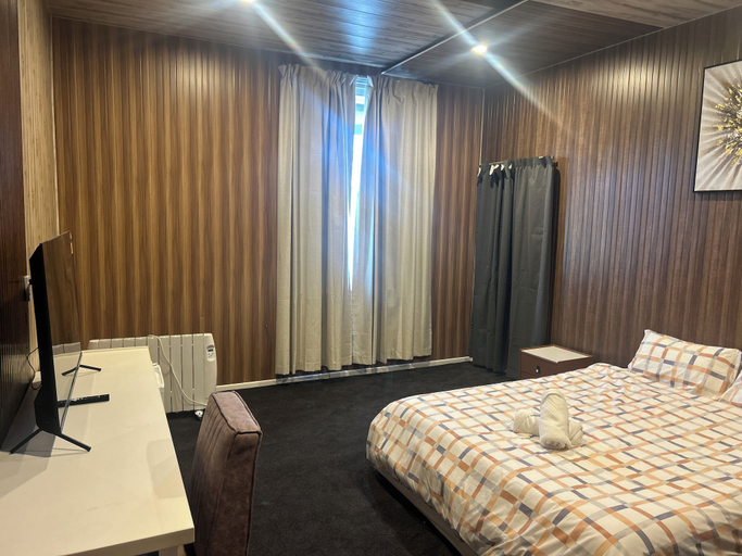 Others 4, The Blackhorse Hotel, Christchurch