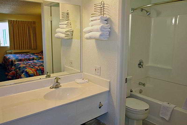 Bathroom 4, Rodeway Inn Sharonville - Cincinnati North, Cincinnati