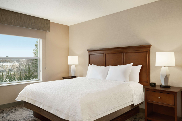 Bedroom 3, Hampton Inn & Suites Exeter, Rockingham
