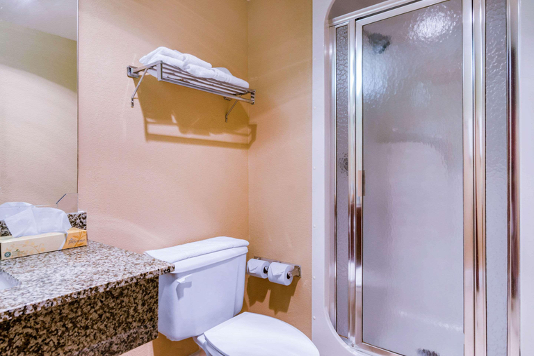 Bathroom 5, Quality Inn & Suites South Carthage, Jasper