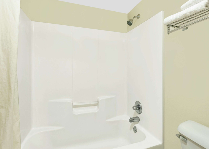 Bathroom 5, Super 8 By Wyndham Byron/South Macon, Peach