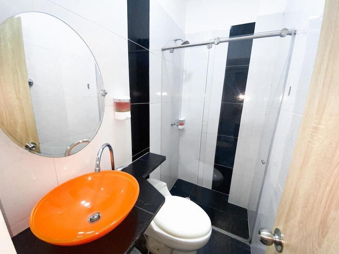 Bathroom 2, Hotel Paris, Villeta