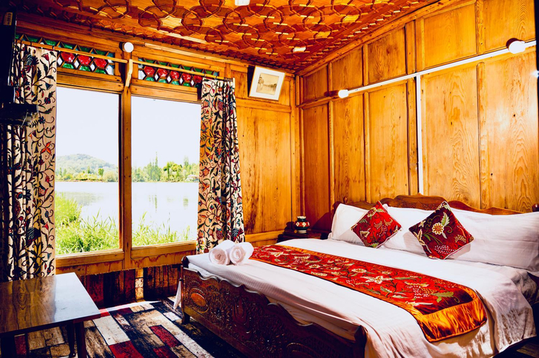 Bedroom 2, Golden Flower Heritage Houseboats, Srinagar