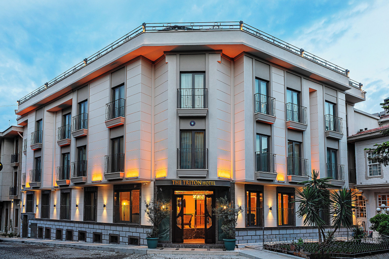 Exterior & Views