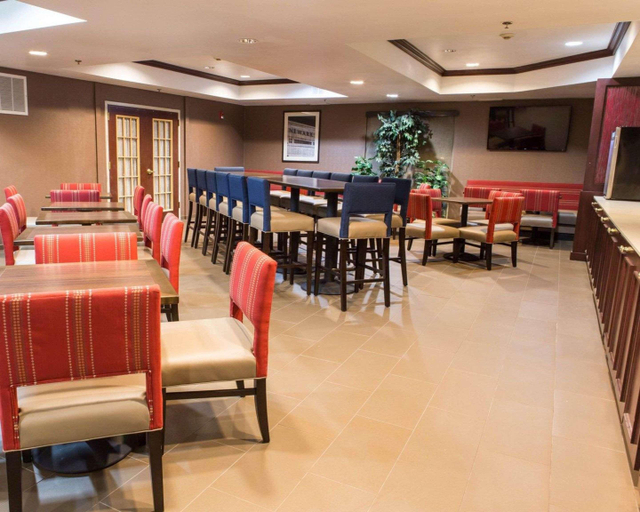 Food & Drinks 5, Comfort Suites Newark - Harrison, Newark