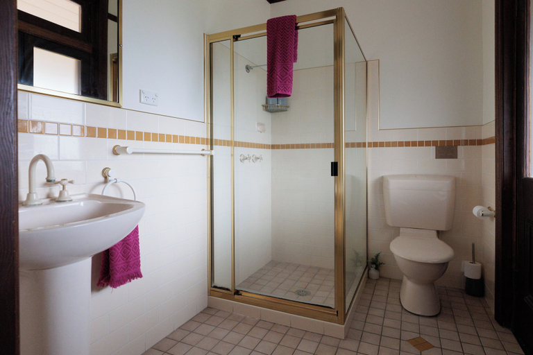 Bathroom 3, Kings and Queens Paterson, Dungog