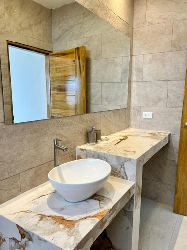 Bathroom 3, Ohana Beach Hotel, Playas