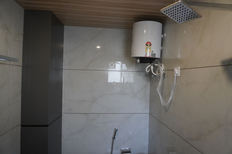 Bathroom 2, Hotel Rajhans, Sikar