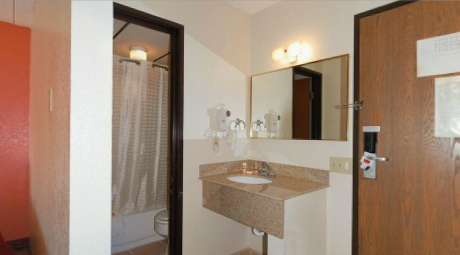 Bathroom, Econo Lodge Kansas City Downtown North, Kansas City