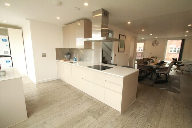 Others 5, FT6 Aldgate Apartments, London