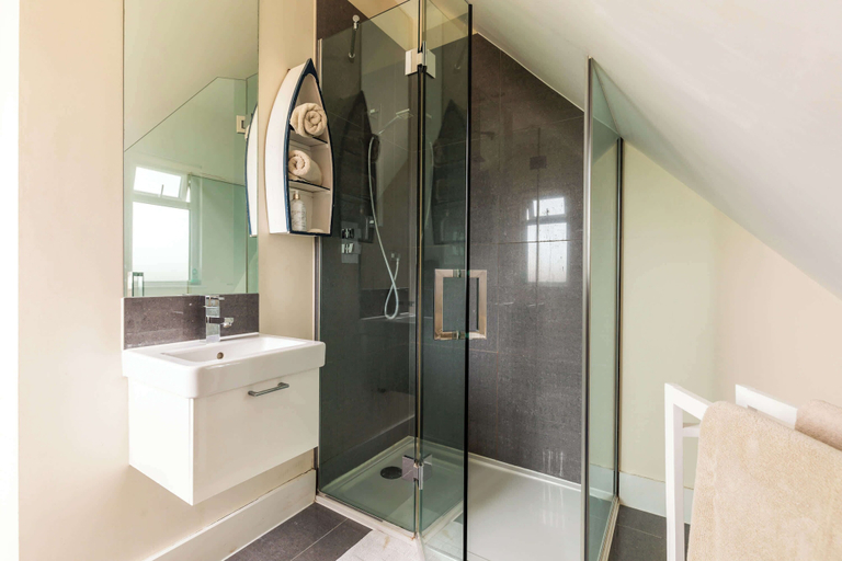 Room 3, Light-filled Family-friendly Beach House, West Sussex