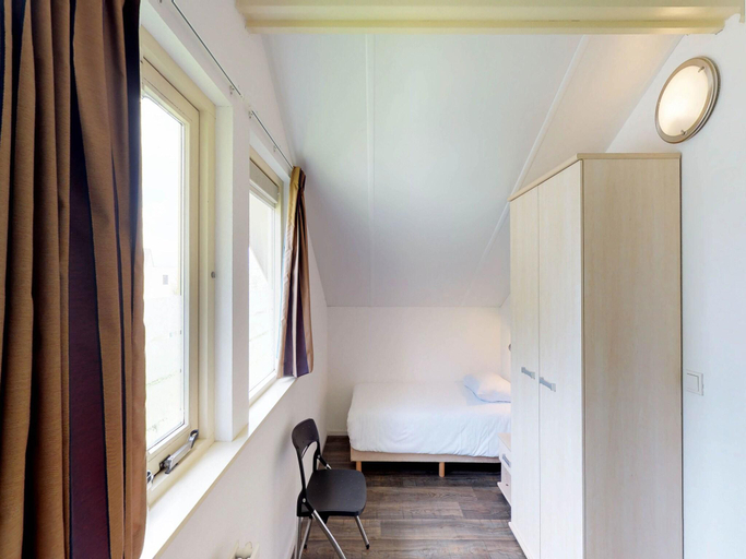 Others 5, Spacious House in Netherlands for 8 Guests, Noord-Beveland