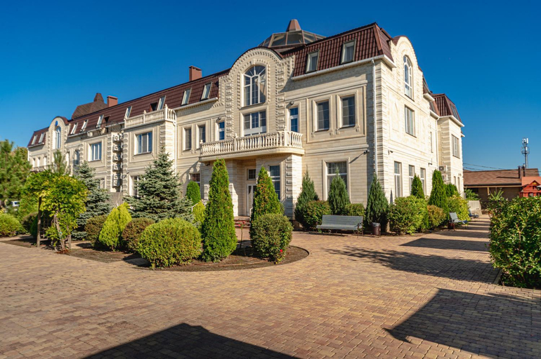 Exterior & Views
