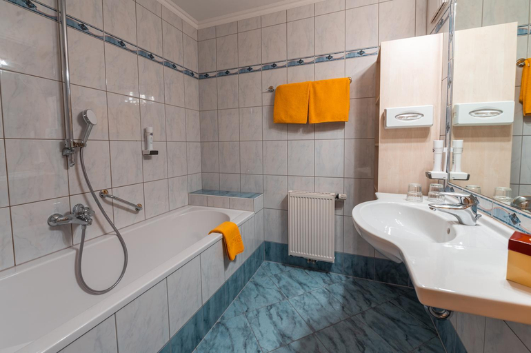 Bathroom 4, Berg & SPA Hotel Urslauerhof, Zell am See